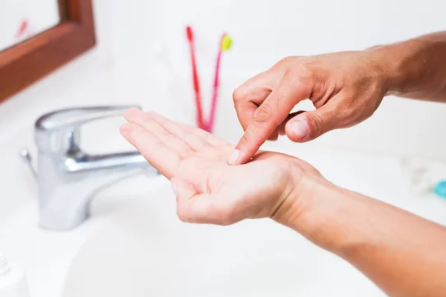 How to take care of your color contact lenses: tips for wearing and cleaning